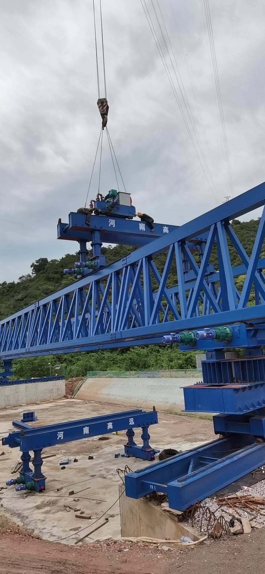 黃岡華鑫建筑勞務有限公司，深圳寶安區(qū)石清大道一期道路工程上跨廣深客運專線橋梁工程，采購全新式QYLQ50m-220t架橋機