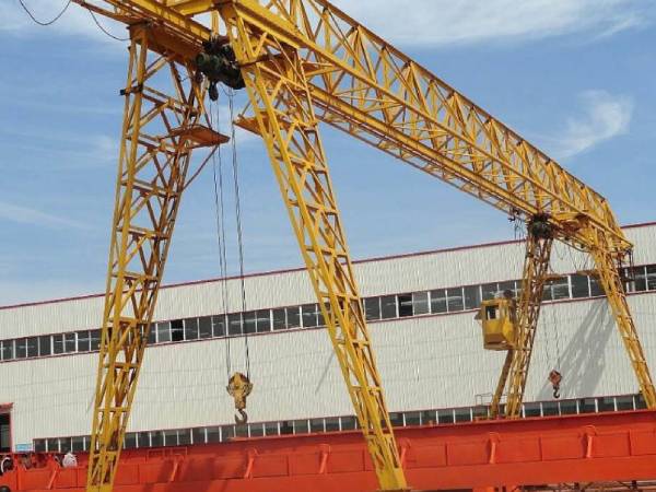 龍門吊作業(yè)中如何保證軌道的清潔和平整？