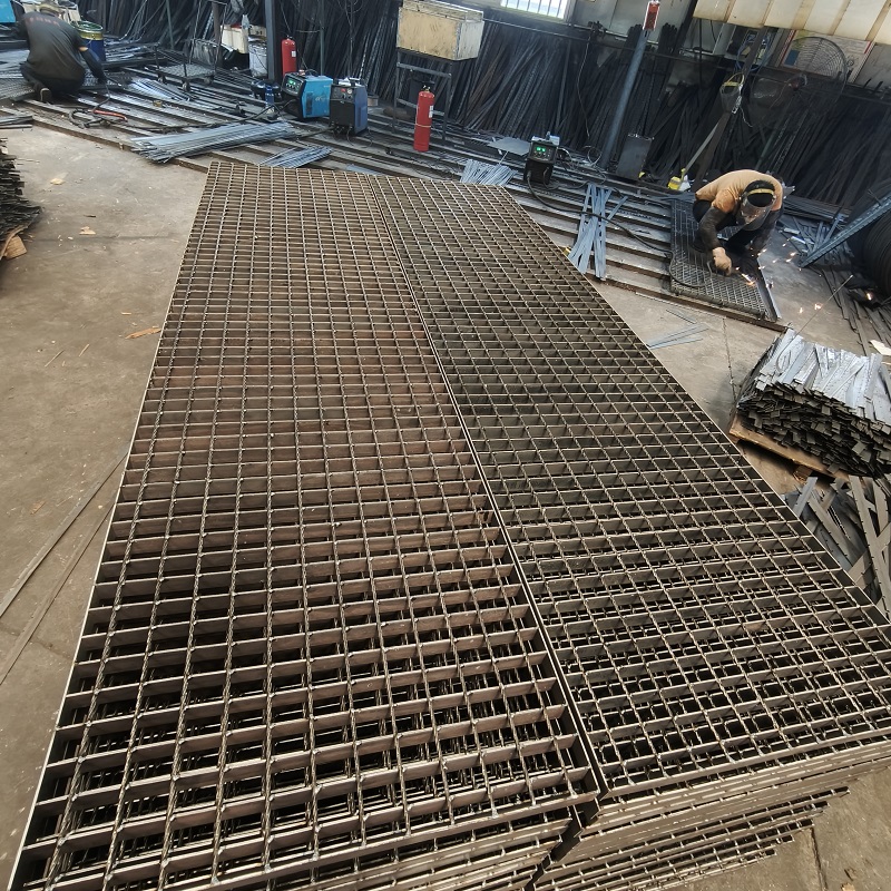 走道平臺防滑鋼格板鋼格柵的特點與應(yīng)用