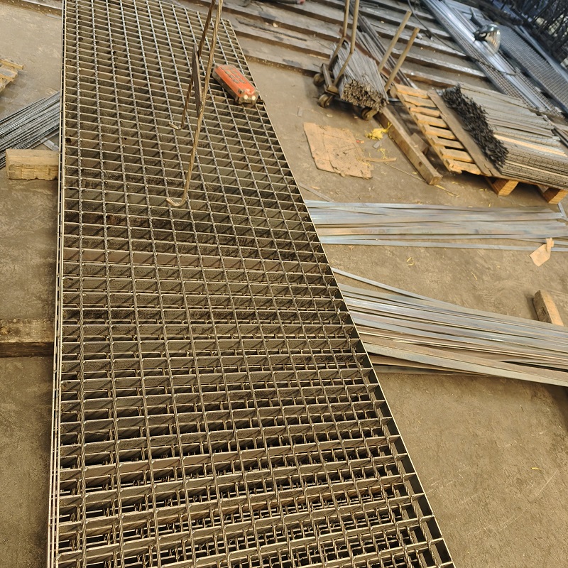 走道平臺防滑鋼格板鋼格柵的特點與應(yīng)用