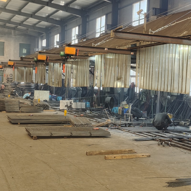 鋼格板鋼格柵板行業(yè)的產(chǎn)業(yè)鏈：誰(shuí)在推動(dòng)市場(chǎng)的發(fā)展