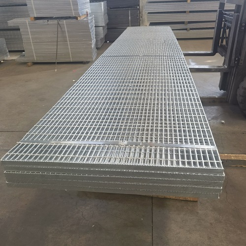 鍍鋅平臺(tái)鋼格板抗滑與防腐特性解析