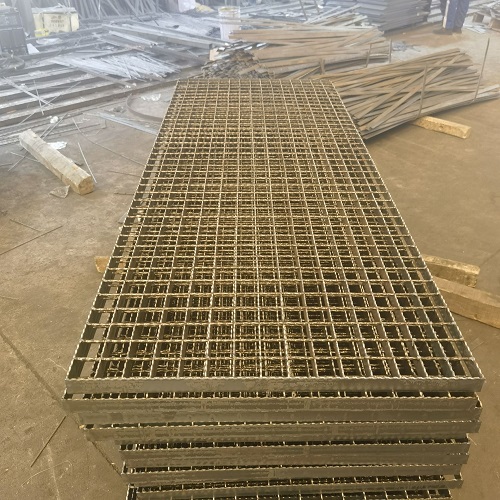 鋼格板表面處理方式對(duì)比：噴漆、鍍鋅、不銹鋼哪種更耐用？