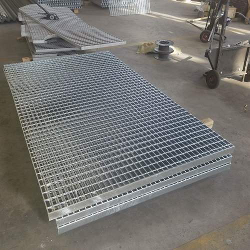 鋼格板表面處理方式對(duì)比：噴漆、鍍鋅、不銹鋼哪種更耐用？