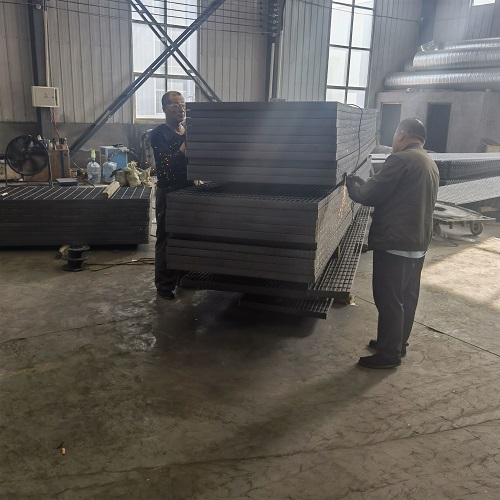 市政工程鋼格板選型：玻璃鋼格柵VS金屬格柵對比！