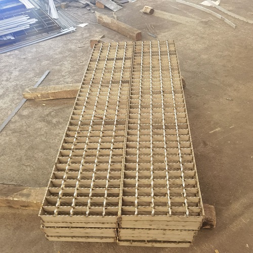 養(yǎng)殖場所鋼格柵：防堵塞與防腐蝕的設計方案