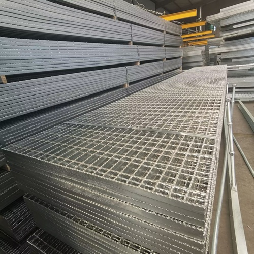 學(xué)校操場(chǎng)鋼格柵：防護(hù)耐用的兒童友好方案