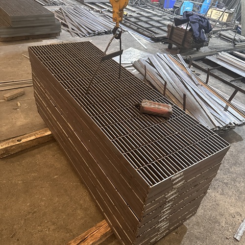 鋼格板防滑處理不到位！雨天易出事，怎么選才對(duì)