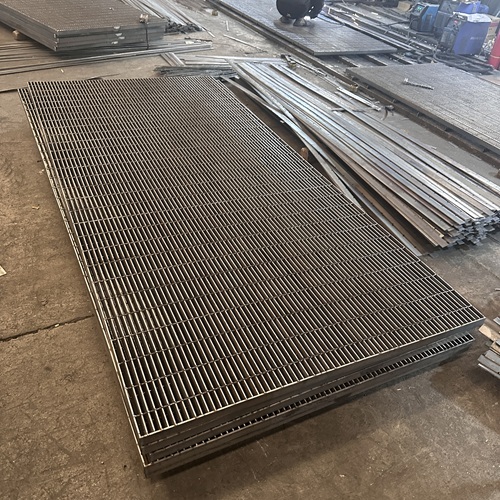 鋼格板防滑處理不到位！雨天易出事，怎么選才對(duì)